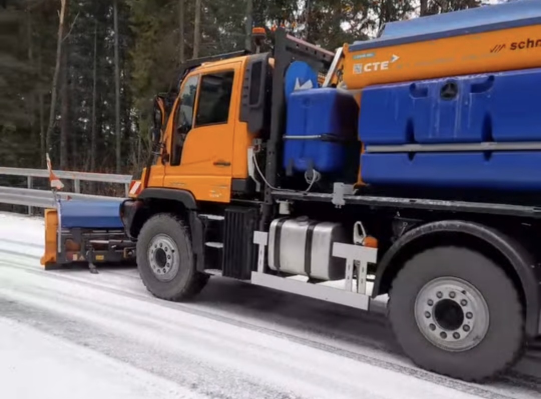 Iarna s-a instalat și pe DN 75, județul Alba, dar utilajele echipate cu lamă și material antiderapant acționează pentru curățarea drumurilor