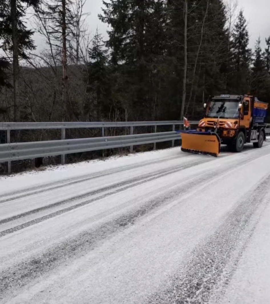 Iarna s-a instalat și pe DN 75, județul Alba, dar utilajele echipate cu lamă și material antiderapant acționează pentru curățarea drumurilor
