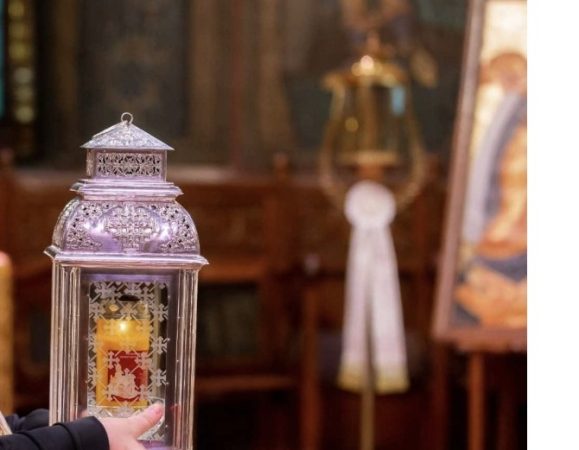 Lumina Sfântă de la Ierusalim a ajuns în România: Un simbol al speranței pentru toți credincioșii O veste care aduce bucurie în sufletele românilor: Lumina Sfântă a Învierii a sosit în această seară, 19 aprilie 2025, pe Aeroportul Internațional Henri Coandă din București.