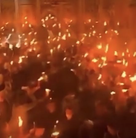 Lumina Sfântă de la Ierusalim va ajunge si la Târgoviște Lumina Sfântă de la Ierusalim va ajunge si la Târgoviște.În noaptea Învierii, Lumina Sfântă care se pogoară la Ierusalim va ajunge, din nou, la Catedrala din Târgoviște, aducând cu ea bucurie și speranță pentru toți credincioșii.