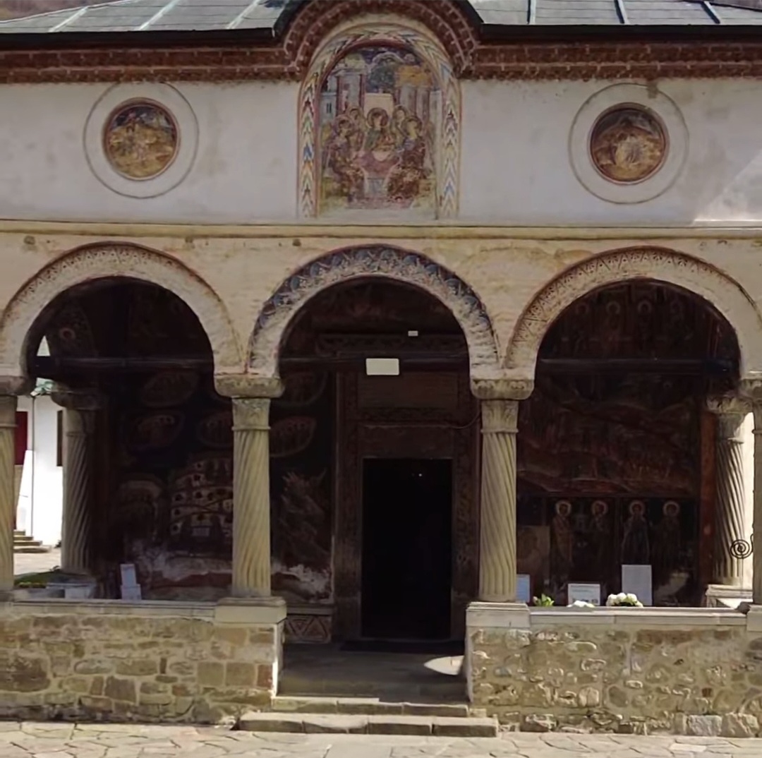 În acest început de aprilie, Mănăstirea Cozia din județul Vâlcea își întâmpină vizitatorii cu un cadru natural deosebit și o atmosferă de pace profundă.