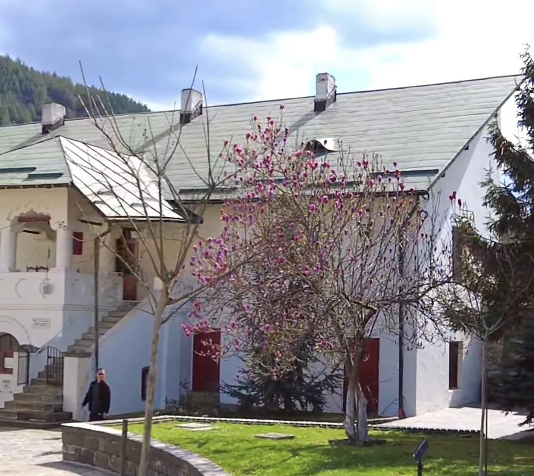 În acest început de aprilie, Mănăstirea Cozia din județul Vâlcea își întâmpină vizitatorii cu un cadru natural deosebit și o atmosferă de pace profundă.