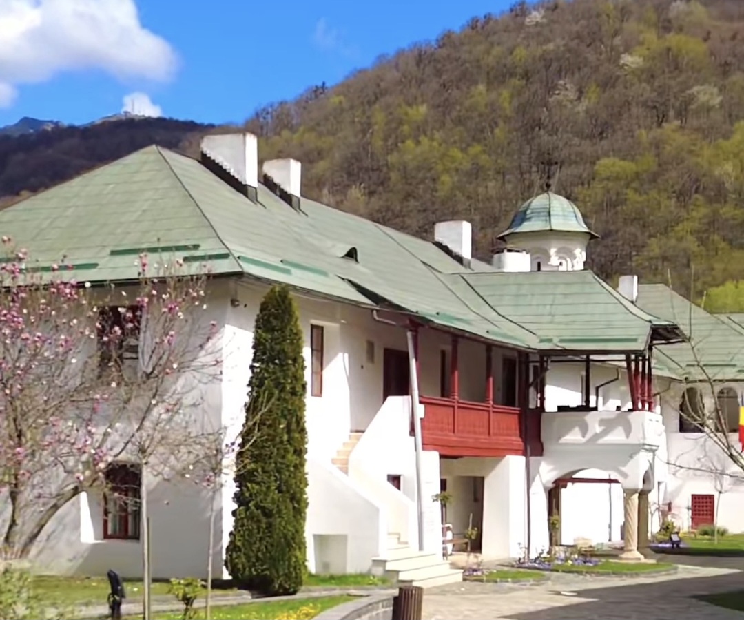 În acest început de aprilie, Mănăstirea Cozia din județul Vâlcea își întâmpină vizitatorii cu un cadru natural deosebit și o atmosferă de pace profundă.