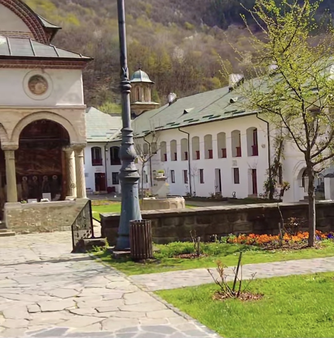 În acest început de aprilie, Mănăstirea Cozia din județul Vâlcea își întâmpină vizitatorii cu un cadru natural deosebit și o atmosferă de pace profundă.