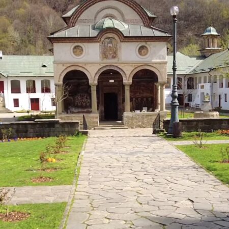 Primăvară, liniște și spiritualitate la Mănăstirea Cozia În acest început de aprilie, Mănăstirea Cozia din județul Vâlcea își întâmpină vizitatorii cu un cadru natural deosebit și o atmosferă de pace profundă.