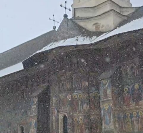 Astăzi, 6 aprilie 2025, Mănăstirea Moldovița din Bucovina oferă o priveliște rară și deosebită. Stratul proaspăt de zăpadă a transformat acest