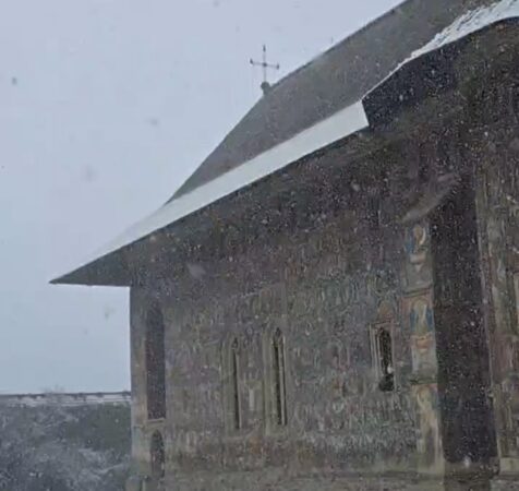 Astăzi, 6 aprilie 2025, Mănăstirea Moldovița din Bucovina oferă o priveliște rară și deosebită. Stratul proaspăt de zăpadă a transformat acest