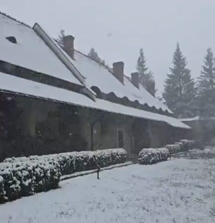 Astăzi, 6 aprilie 2025, Mănăstirea Moldovița din Bucovina oferă o priveliște rară și deosebită. Stratul proaspăt de zăpadă a transformat acest