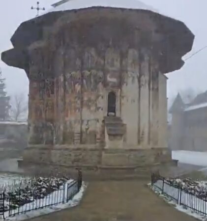 Astăzi, 6 aprilie 2025, Mănăstirea Moldovița din Bucovina oferă o priveliște rară și deosebită. Stratul proaspăt de zăpadă a transformat acest