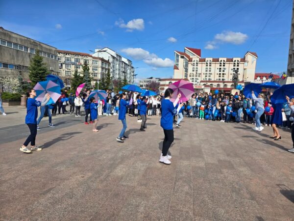 Marșul Albastru la Târgoviște: Comunitatea s-a unit pentru conștientizarea autismului Marșul Albastru la Târgoviște!Cu ocazia Zilei Internaționale de Conștientizare a Autismului, pe 2 aprilie 2025, Școala Gimnazială Specială Târgoviște a organizat Marșul Albastru,