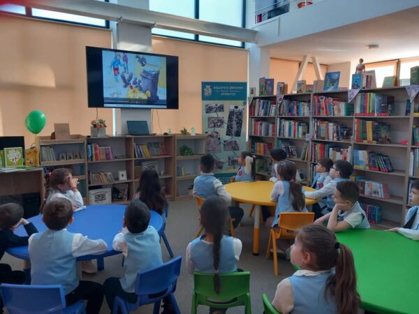 Elevii Școlii „Matei Basarab” din Târgoviște au  învățat despre reciclare la Biblioteca Județeană Dâmbovița Elevii Școlii "Matei Basarab" din Târgoviște au  învățat despre reciclare la Biblioteca Județeană Dâmbovița.