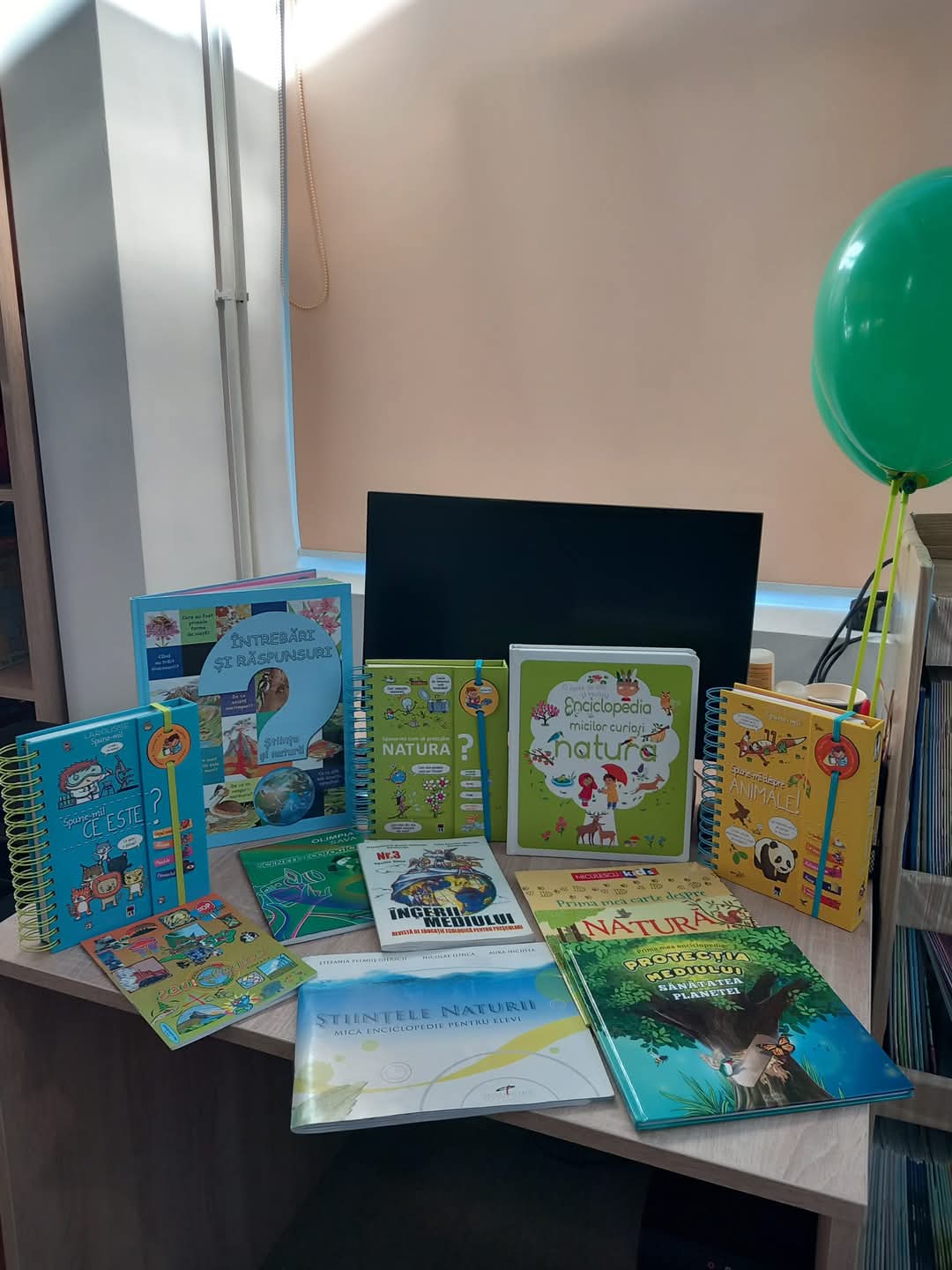 Elevii Școlii "Matei Basarab" din Târgoviște au  învățat despre reciclare la Biblioteca Județeană Dâmbovița.