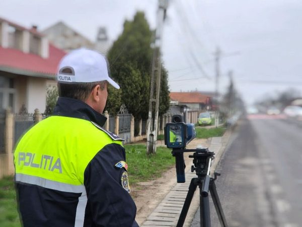 POLIȚIȘTII ACȚIONEAZĂ CU SISTEMUL RADAR E-SIGUR în tot județul Dâmbovița  Polițiștii rutieri din cadrul Inspectoratului de Poliție Județean Dâmbovița vor acționa astăzi, 14 aprilie a.c., cu sistemul de monitorizare a traficului e-SIGUR, în zonele cu risc ridicat de accidente de pe raza județului.