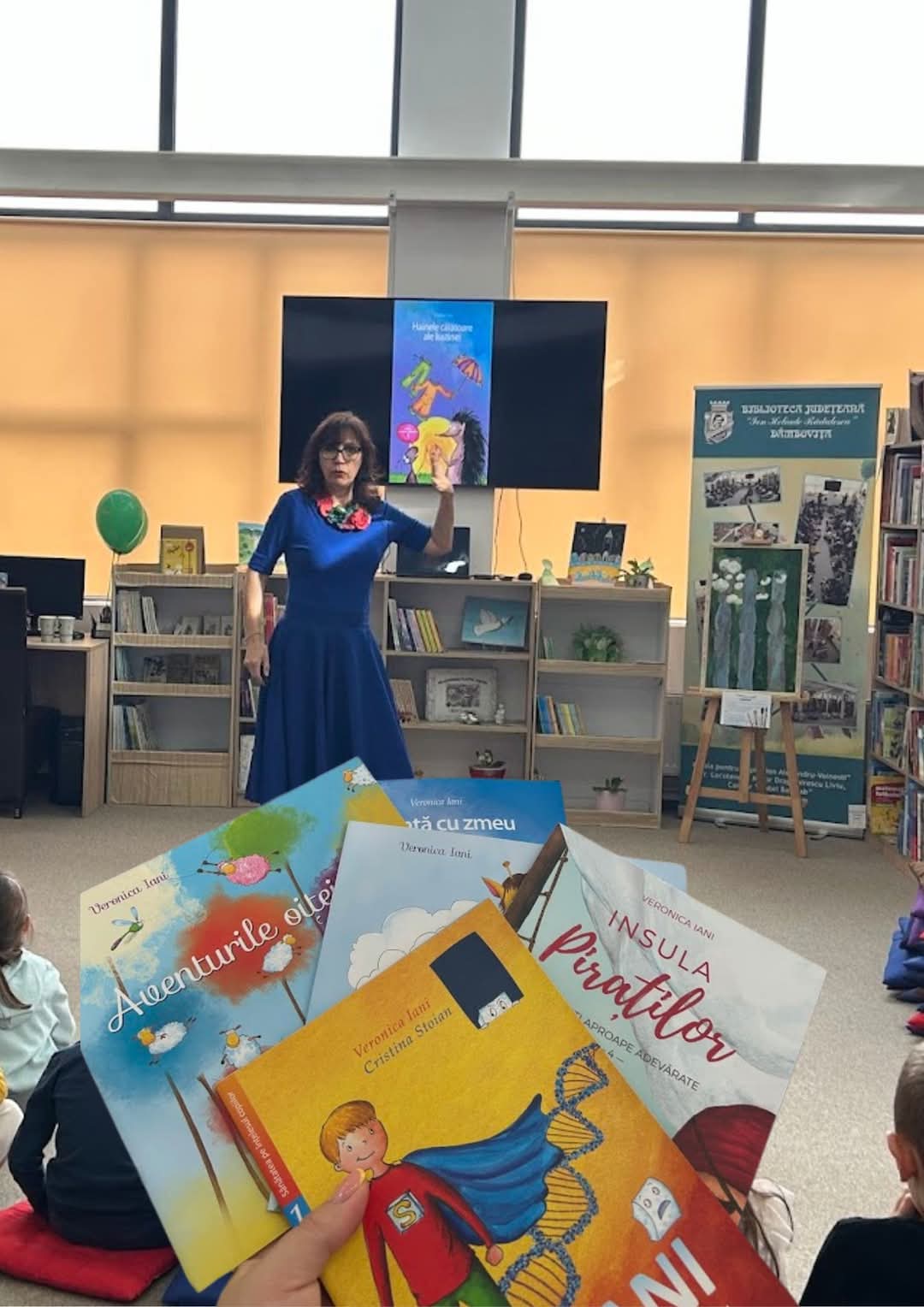 Preșcolarii de la Grădinița cu Program Prelungit nr. 13 Târgoviște au avut ocazia să descopere lumea fascinantă a poveștilor într-un mod interactiv, alături de scriitoarea și ilustratoarea Veronica Iani. Micuții au fost fermecați de lectura cărții „Hainele călătoare ale Iustinei”, devenind chiar ei personaje ale poveștii și trăind alături de autori aventura personajelor.
