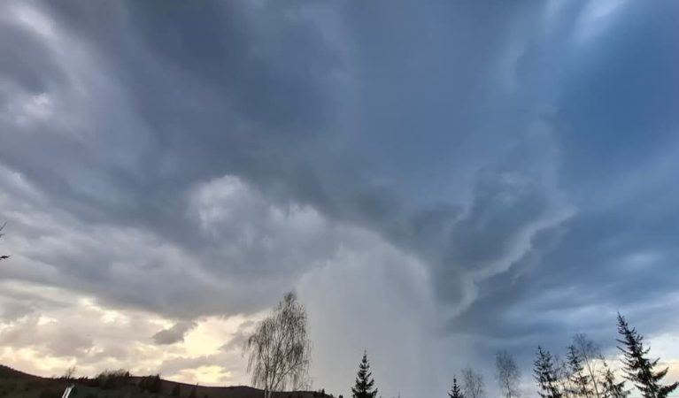 Salturi termice și vreme capricioasă, fenomene meteo exterioare  Salturi termice și vreme capricioasă, fenomene meteo exterioare .Acest aprilie continuă să aducă surprize în ceea ce privește vremea, oscillând între zile reci și intervale de căldură estivală, mai ales în vestul țării.