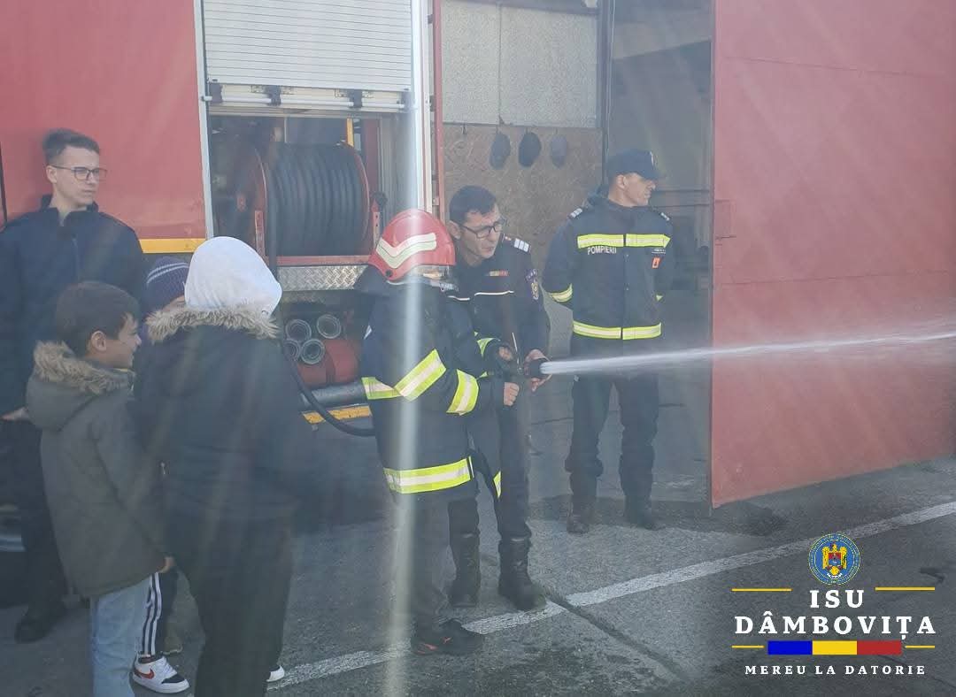 Pompierii au primit vizita preșcolarilor de la Grădinița cu Program Normal nr. 2 Poiana, organizată în cadrul „Săptămânii Verzi”.