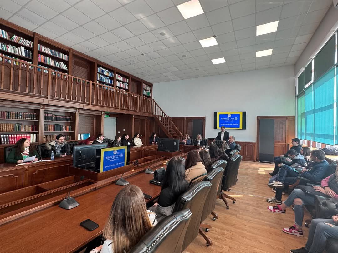 Studenții din Târgoviște descoperă oportunitățile de carieră în domeniul asigurărilor.
