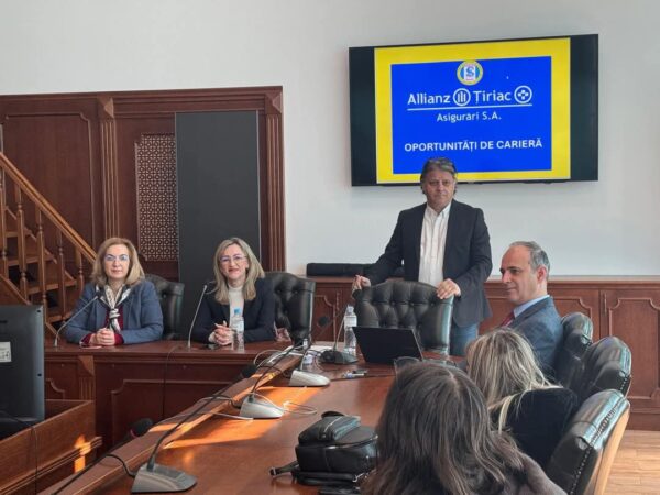Studenții din Târgoviște descoperă oportunitățile de carieră în domeniul asigurărilor Studenții din Târgoviște descoperă oportunitățile de carieră în domeniul asigurărilor.