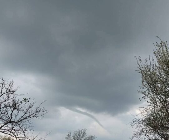 Atenție: Temperaturile vor scădea brusc în orele următoare Atenție! În orele următoare, temperaturile vor scădea brusc și semnificativ.