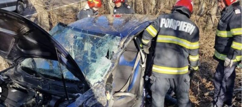 Tragedie în Vinerea Mare: A intrat cu mașina într-un copac și a murit pe loc Tragedie în Vinerea Mare, un bărbat de 35 de ani din comuna Potlogi și-a pierdut viața, astăzi, 18 aprilie, după ce a pierdut controlul volanului și a intrat cu mașina într-un copac, în localitatea Pitaru, pe DJ 711A.