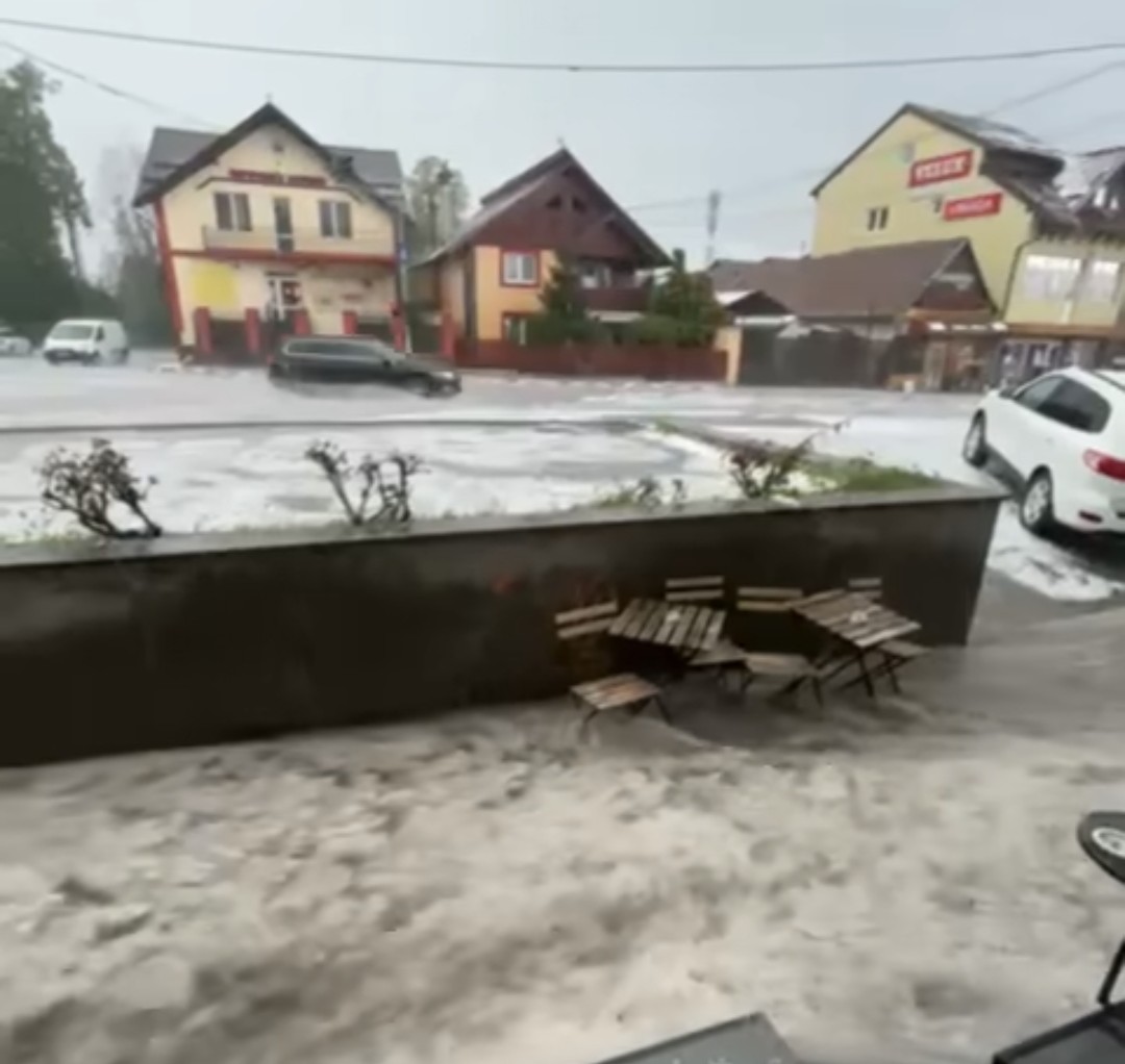 URGIA NATURII: Furtuni violente, inundații și grindină în Râșnov
