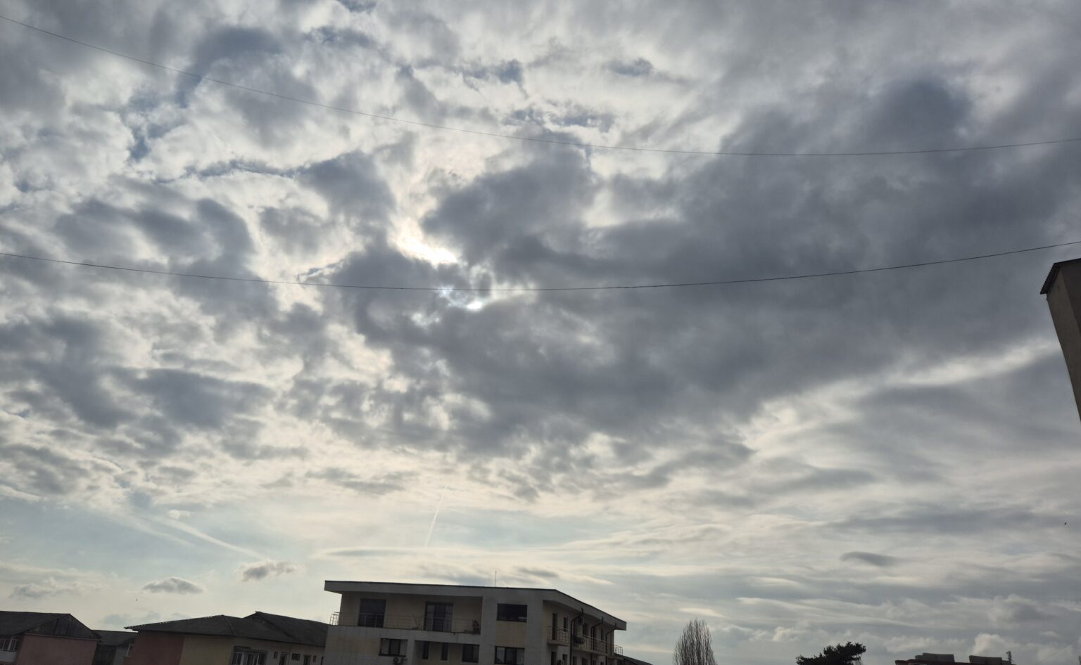 Vremea se răcește brusc: ANM anunță ploi, ninsori și temperaturi scăzute, inclusiv în județul Dâmbovița Vremea se răcește brusc, în următoarele zile, România va experimenta o schimbare drastică a vremii, cu alternanțe între primăvară și iarnă