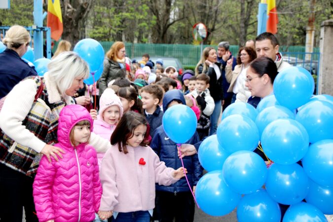 Peste 250 de elevi şi preşcolari, însoțiți de părinţi și cadre didactice de la unități școlare din municipiul Târgovişte, au răspuns invitaţiei Inspectoratului de Jandarmi Judeţean Dâmboviţa, iar astăzi 3 aprilie a.c., au păşit pentru prima dată într-o unitate militară.