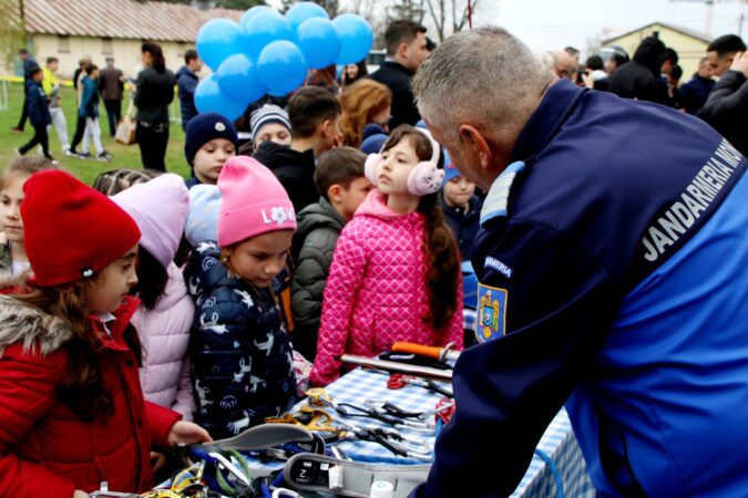 Peste 250 de elevi şi preşcolari, însoțiți de părinţi și cadre didactice de la unități școlare din municipiul Târgovişte, au răspuns invitaţiei Inspectoratului de Jandarmi Judeţean Dâmboviţa, iar astăzi 3 aprilie a.c., au păşit pentru prima dată într-o unitate militară.