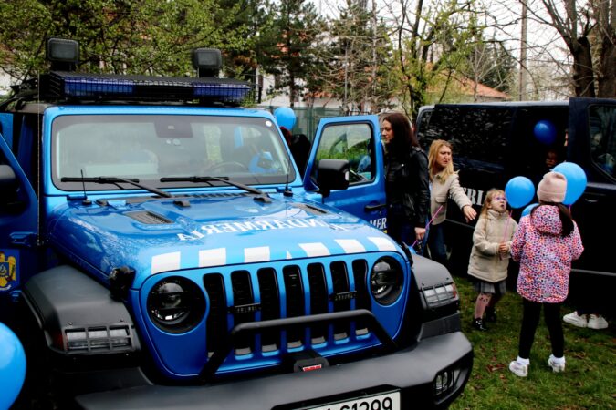 Peste 250 de elevi şi preşcolari, însoțiți de părinţi și cadre didactice de la unități școlare din municipiul Târgovişte, au răspuns invitaţiei Inspectoratului de Jandarmi Judeţean Dâmboviţa, iar astăzi 3 aprilie a.c., au păşit pentru prima dată într-o unitate militară.