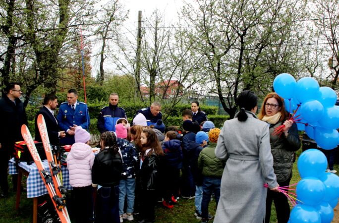 Peste 250 de elevi şi preşcolari, însoțiți de părinţi și cadre didactice de la unități școlare din municipiul Târgovişte, au răspuns invitaţiei Inspectoratului de Jandarmi Judeţean Dâmboviţa, iar astăzi 3 aprilie a.c., au păşit pentru prima dată într-o unitate militară.