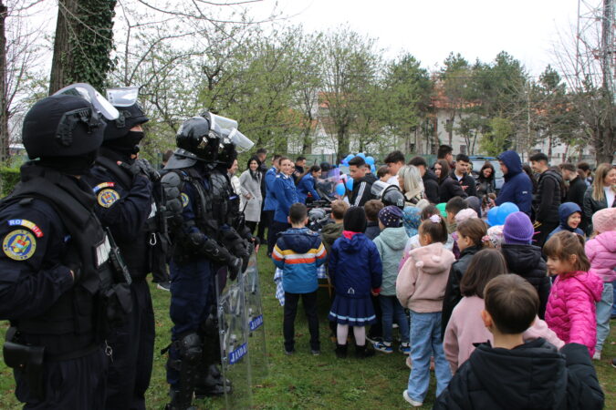 Peste 250 de elevi şi preşcolari, însoțiți de părinţi și cadre didactice de la unități școlare din municipiul Târgovişte, au răspuns invitaţiei Inspectoratului de Jandarmi Judeţean Dâmboviţa, iar astăzi 3 aprilie a.c., au păşit pentru prima dată într-o unitate militară.