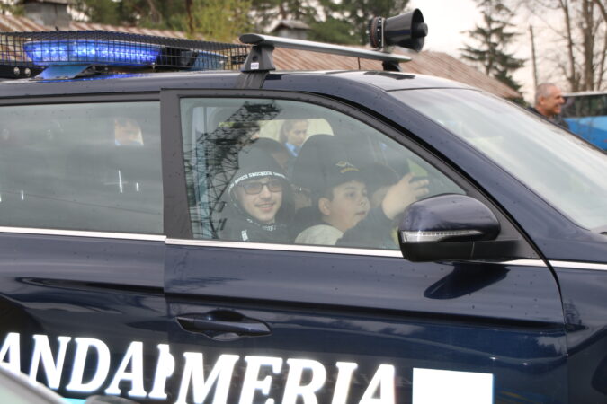 Peste 250 de elevi şi preşcolari, însoțiți de părinţi și cadre didactice de la unități școlare din municipiul Târgovişte, au răspuns invitaţiei Inspectoratului de Jandarmi Judeţean Dâmboviţa, iar astăzi 3 aprilie a.c., au păşit pentru prima dată într-o unitate militară.