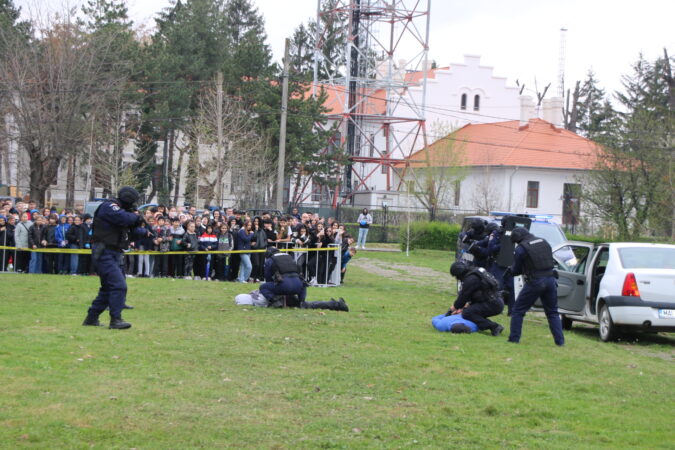 Peste 250 de elevi şi preşcolari, însoțiți de părinţi și cadre didactice de la unități școlare din municipiul Târgovişte, au răspuns invitaţiei Inspectoratului de Jandarmi Judeţean Dâmboviţa, iar astăzi 3 aprilie a.c., au păşit pentru prima dată într-o unitate militară.