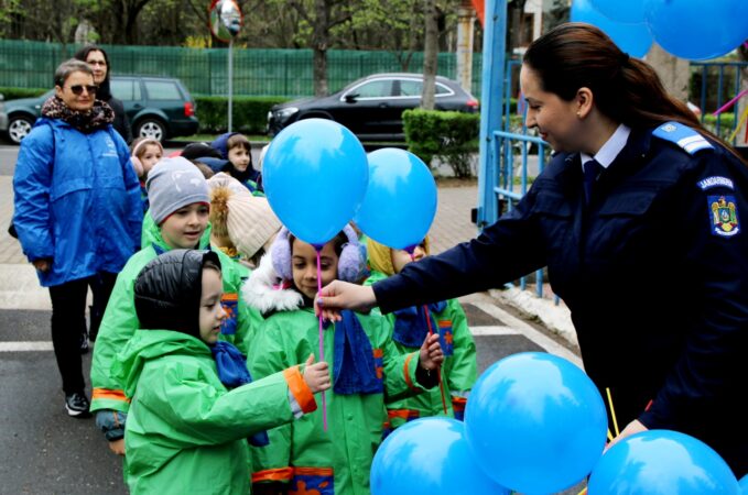 Peste 250 de elevi şi preşcolari, însoțiți de părinţi și cadre didactice de la unități școlare din municipiul Târgovişte, au răspuns invitaţiei Inspectoratului de Jandarmi Judeţean Dâmboviţa, iar astăzi 3 aprilie a.c., au păşit pentru prima dată într-o unitate militară.