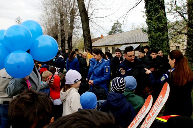 Peste 250 de elevi şi preşcolari, însoțiți de părinţi și cadre didactice de la unități școlare din municipiul Târgovişte, au răspuns invitaţiei Inspectoratului de Jandarmi Judeţean Dâmboviţa, iar astăzi 3 aprilie a.c., au păşit pentru prima dată într-o unitate militară.