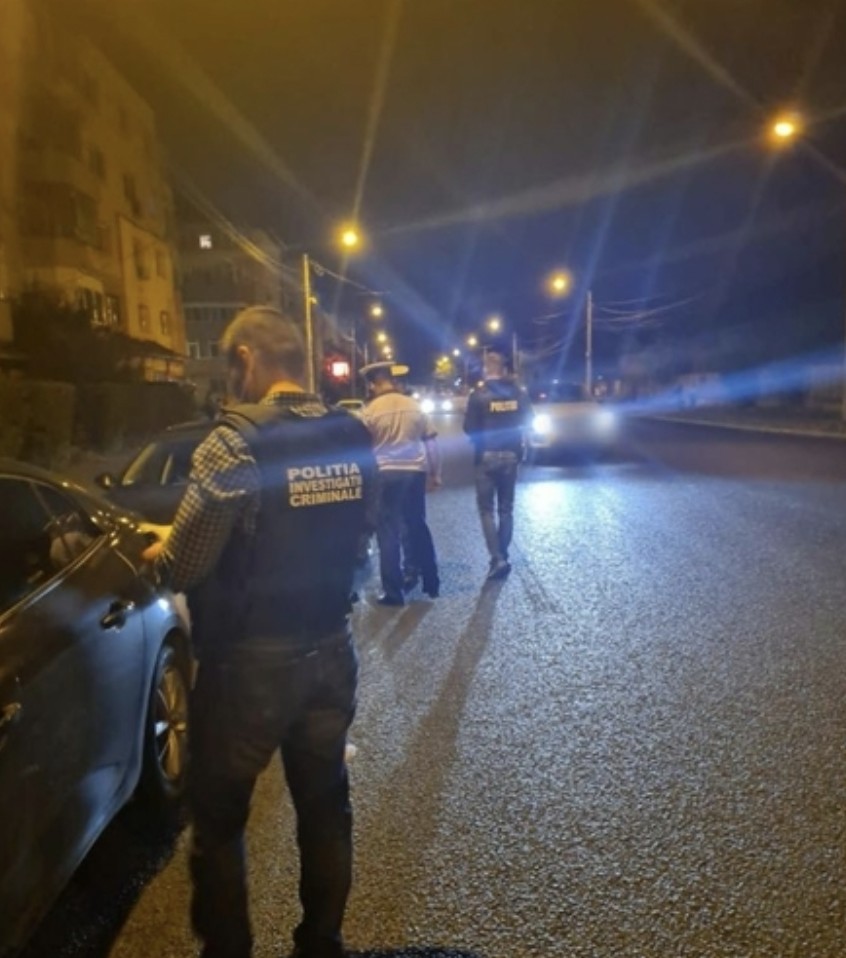 Polițiștii Biroului Rutier au surprins pe strada Petru Cercel, în Târgoviște, un tânăr, de 25 de ani, din comuna Mănești, în timp ce ar fi condus un autoturism, aflându-se sub influența alcoolului.