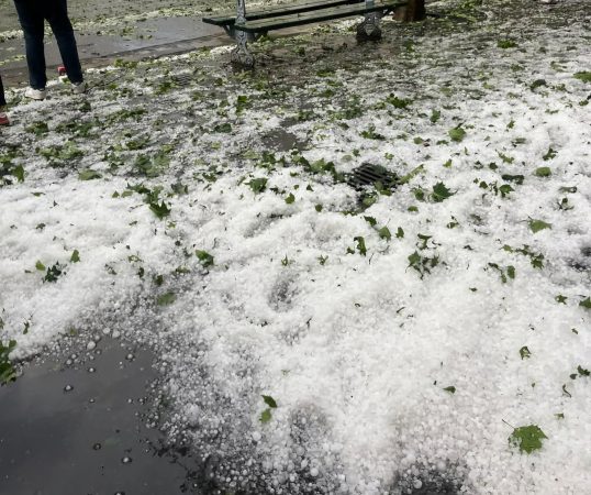 Avertizare meteo, meteorologii anunță o perioadă de instabilitate atmosferică accentuată începând din 4 mai, cu ploi abundente, descărcări electrice, vijelii și căderi de grindină în mai multe regiuni ale țării. Fenomenele severe vor afecta cu precădere zonele de nord, centru și est, dar se vor extinde treptat și în restul teritoriului.