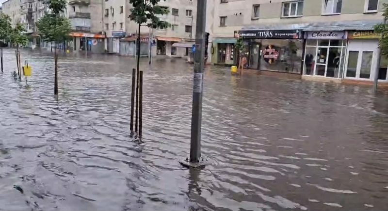 Orașe sub ape din cauza ploilor torențiale: COD PORTOCALIU în estul și sudul țării