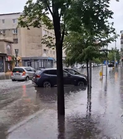 Orașe sub ape din cauza ploilor torențiale: COD PORTOCALIU în estul și sudul țării