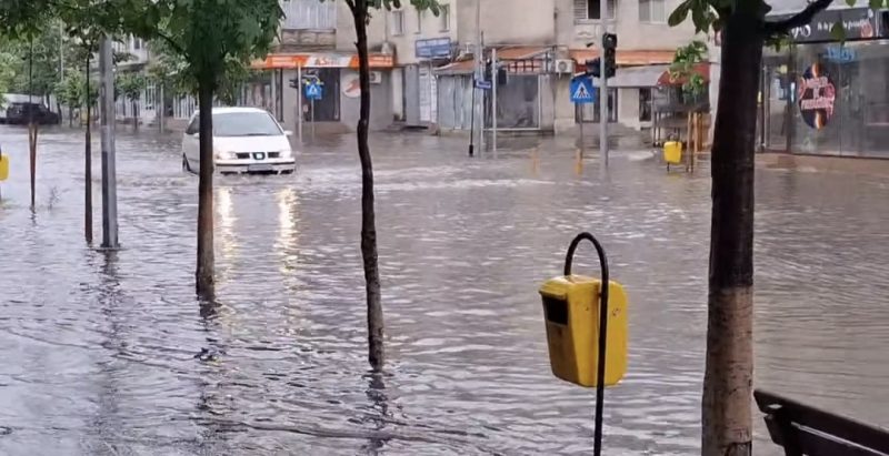 Orașe sub ape din cauza ploilor torențiale: COD PORTOCALIU în estul și sudul țării Orașe sub ape din cauza ploilor torențiale: COD PORTOCALIU în estul și sudul țării