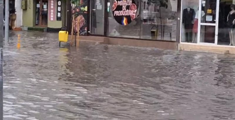 Orașe sub ape din cauza ploilor torențiale: COD PORTOCALIU în estul și sudul țării