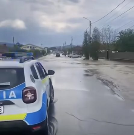 Poliția Română avertizează: Conduceți prudent,  carosabil acoperit cu apă și risc crescut de acvaplanare Poliția Română avertizează: Conduceți prudent,  carosabil acoperit cu apă și risc crescut de acvaplanare