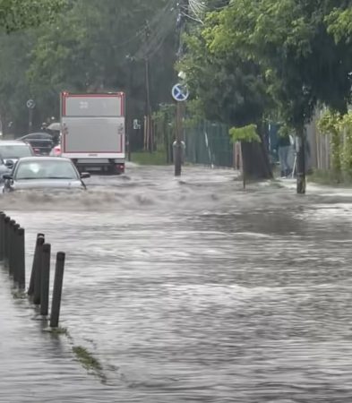 Străzile din București, transformate în râuri după o furtună puternică