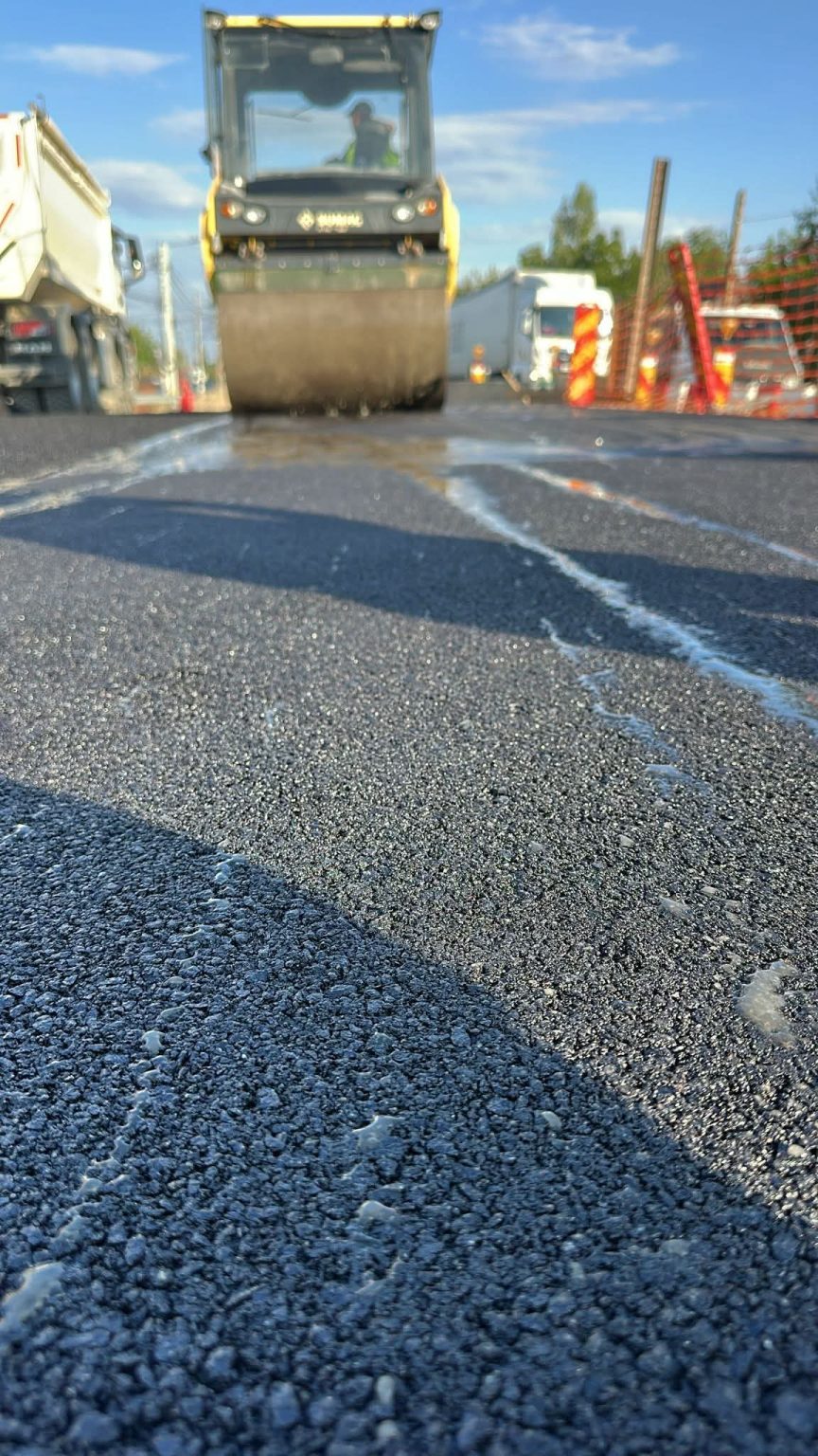 DN71 intră într-o nouă etapă: Primul strat de asfalt a fost turnat la Răcari, urmează lucrările în Bâldana DN71 intră într-o nouă etapă: Primul strat de asfalt a fost turnat la Răcari, urmează lucrările în Bâldana
