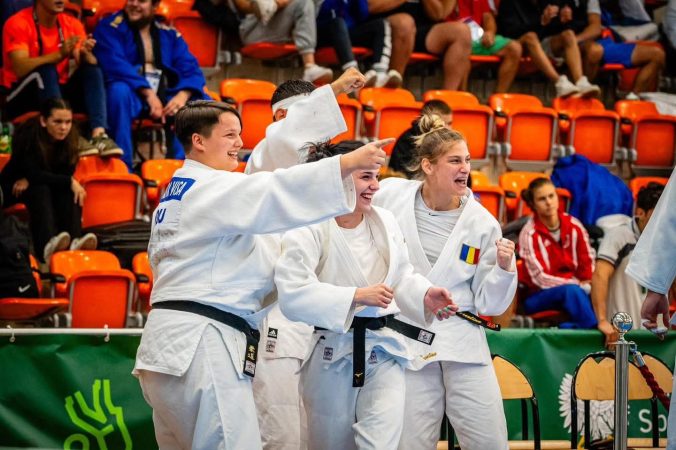 România strălucește la Campionatele Europene Universitare de Judo – Varșovia 2025 România strălucește la Campionatele Europene Universitare de Judo – Varșovia 2025 Echipa României a obținut rezultate remarcabile la Campionatele Europene Universitare de Judo, desfășurate la Varșovia, demonstrând încă o dată valoarea sportului universitar românesc. Ziua 1 – debut de excepție Florentina Ivănescu (-63 kg, feminin) – aur Laris Borș Dumitrescu (-73 kg, masculin) – aur Robert Alexandru Matei (-66 kg, masculin) – bronz Loc VII – Andrada Voica Ziua 2 – continuarea succesului Darius Dobre (Politehnica București) – aur Roxana Vișa (Universitatea Babeș-Bolyai Cluj) – aur Szilárd Radvanszki (ULB Sibiu) – argint Rareș Arsenie (Politehnica București) – argint Ziua 3 – performanță la echipe și recunoaștere universitară Echipa Universității de Știință și Tehnologie Politehnica București – Centrul Universitar Pitești a fost desemnată Best University, o mare recunoaștere a excelenței sportivilor și profesorilor. România a obținut argint la echipe mixte, printr-o echipă de excepție formată din: Florina Bădiceanu, Laris Borș Dumitrescu, Florentina Ivănescu, Rareș Arsenie, Darius Dobre, Nicoleta Grigore, Alexandru Matei, alături de Roxana Vișa (UBB Cluj) și David Fodor (Universitatea Constanța). Apogeul succesului – mulțumiri și recunoștință Performanța sportivilor români a fost posibilă datorită muncii antrenorilor și profesorilor, în special Conf. univ. dr. Roșu Daniel și Stanciu Cristian. Federația Sportului Școlar și Universitar, reprezentată de Claudia Georgescu, a oferit sprijinul necesar pentru participarea și succesul echipei României la Varșovia. Felicitări tuturor sportivilor, profesorilor și echipei tehnice pentru aur, argint și bronz obținute! România confirmă încă o dată că sportul universitar este un motor de excelență și valori, iar această ediție a Campionatelor Europene Universitare de Judo va rămâne memorabilă.