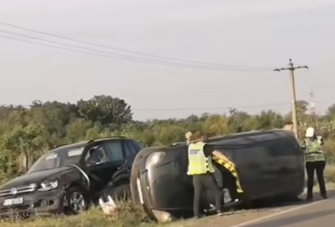 Un accident rutier soldat cu rănirea unei persoane a avut loc în această dimineață, pe DN 72 A, în localitatea Priseaca, județul Dâmbovița. Polițiștii Biroului Rutier au fost sesizați în jurul orei [introduceți ora exactă, dacă este disponibilă] despre eveniment. Potrivit primelor verificări efectuate de polițiști, o femeie de 38 de ani, din comuna Dragomirești, în timp ce conducea un autoturism pe DN 72 A, ar fi intrat în coliziune cu un alt autoturism condus de o femeie de 41 de ani, din comuna Mănești. Impactul dintre cele două mașini s-a soldat cu rănirea șoferiței de 38 de ani. Victima a fost preluată de echipajele medicale și transportată la spital pentru acordarea îngrijirilor necesare. Starea acesteia este monitorizată de personalul medical. Polițiștii continuă cercetările pentru a stabili cu exactitate circumstanțele producerii accidentului, inclusiv posibilele cauze care au dus la coliziune. Autoritățile reamintesc conducătorilor auto să respecte regulile de circulație și limitele de viteză, mai ales pe drumurile naționale, pentru prevenirea accidentelor.