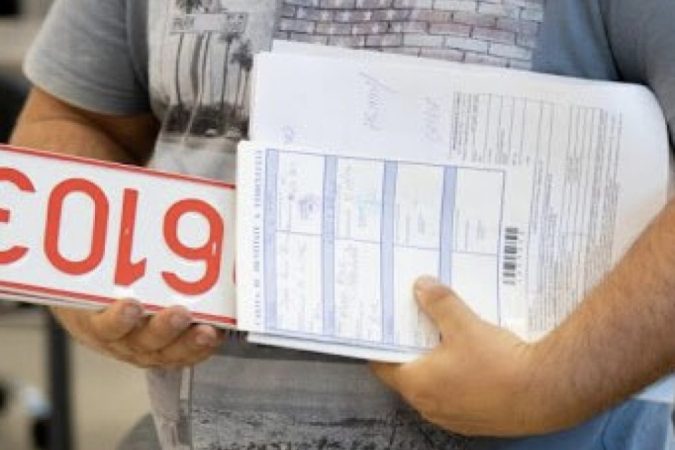 Plăcuțele de înmatriculare pot fi livrate prin curier începând cu 17 septembrie 2025