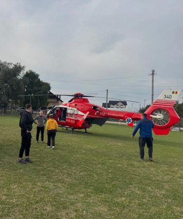 Motociclist rănit grav în Băleni, preluat cu elicopterul SMURD