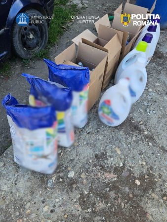 Detergenți și haine contrafăcute, descoperite în Dâmbovița