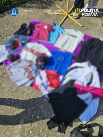 Detergenți și haine contrafăcute, descoperite în Dâmbovița